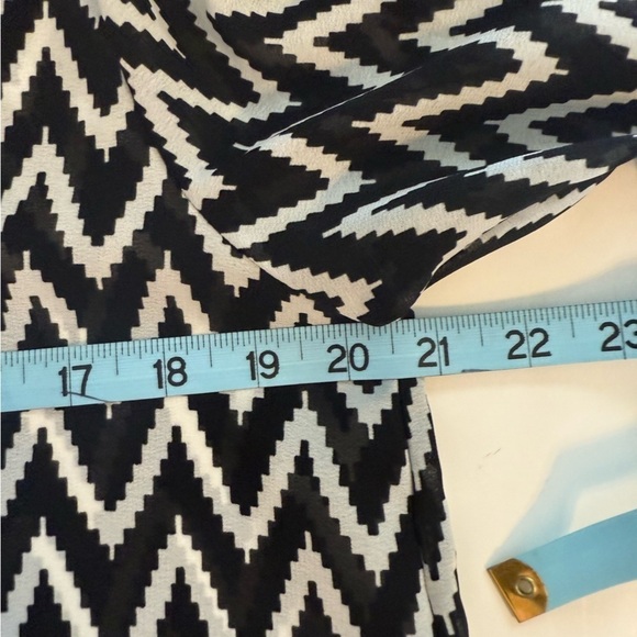 Live 4 Truth Black Cream Abstract Chevron Hi Lo Toll Tab Sleeves Lightweight Top - Picture 8 of 8